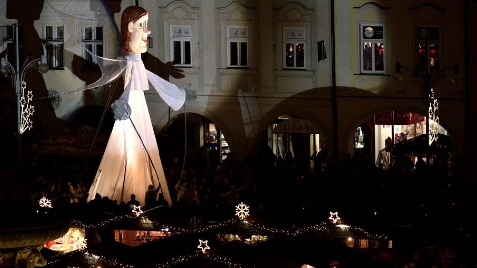 Obří anděl obchází českobudějovické náměstí