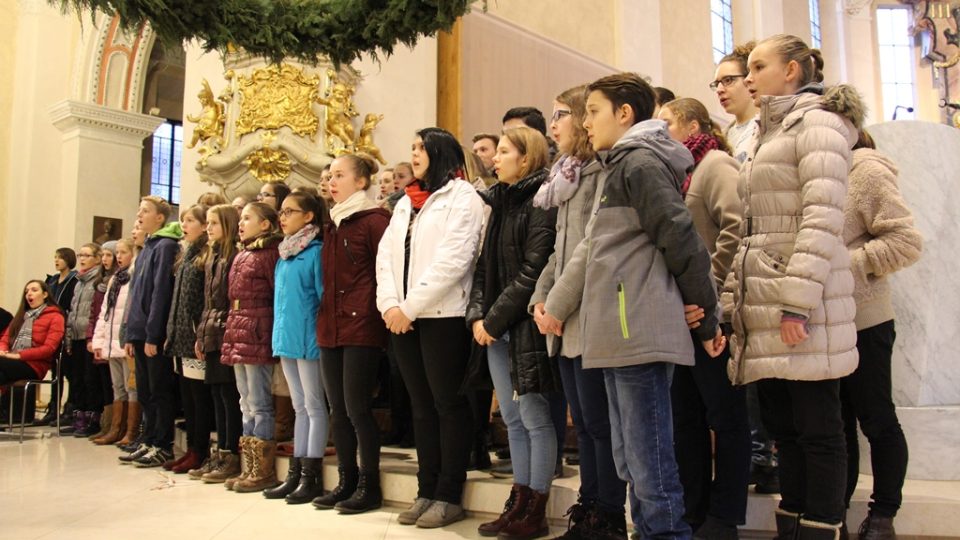 Při slavnostním předávání Betlémského světa v českobudějovické katedrále vystoupil dětský pěvecký sbor Jitřenka