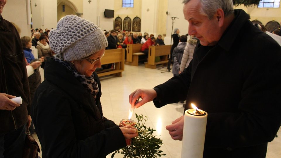 Předávání Betlémského světla v katedrálním kostele sv. Mikuláše v Českých Budějovicích