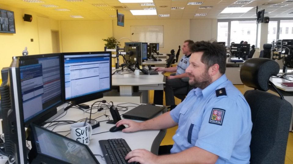 Integrované operační středisko Policie Jihočeského kraje přijímá tísňová volání i zprostředkování komunikaci mezi samotnými policisty