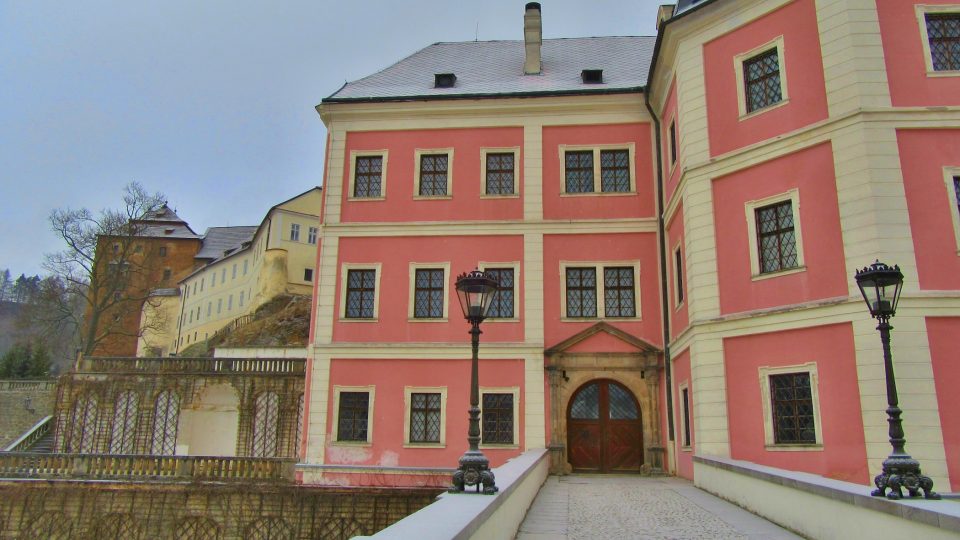 Součástí zámku je i dřívě postavený hrad