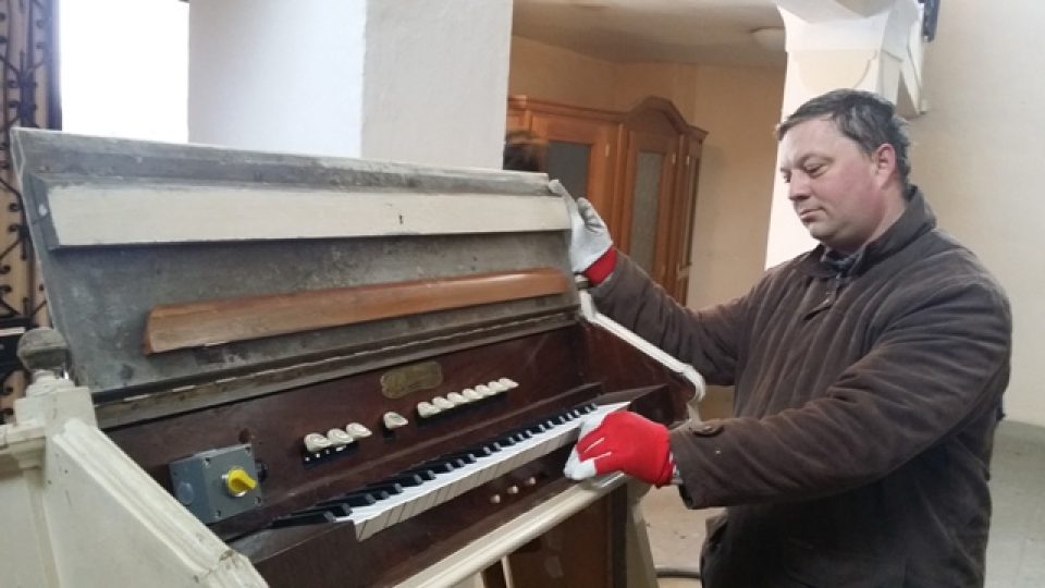 Farníci v Chyškách rozebírali staré varhany, do obce má přijít nový unikátní nástroj, na který se stále sbírají peníze