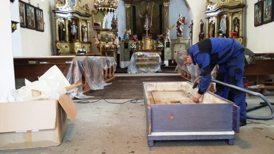 Farníci v Chyškách rozebírali staré varhany, do obce má přijít nový unikátní nástroj, na který se stále sbírají peníze