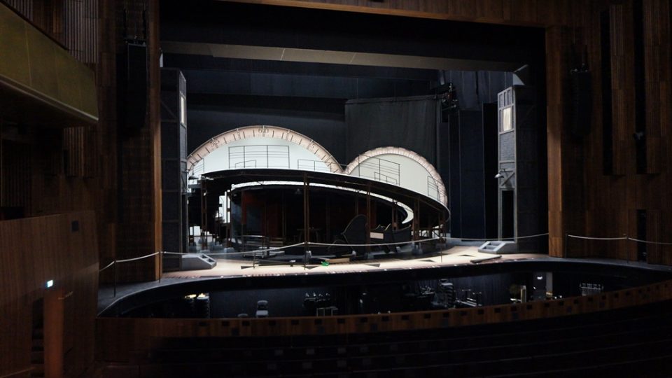 Musiktheater v Linci využívá nejmodernější techniku. O provoz budovy se stará zhruba 800 lidí ze čtyřiceti různých národností