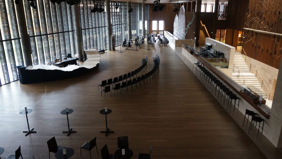 Musiktheater v Linci využívá nejmodernější techniku. O provoz budovy se stará zhruba 800 lidí ze čtyřiceti různých národností