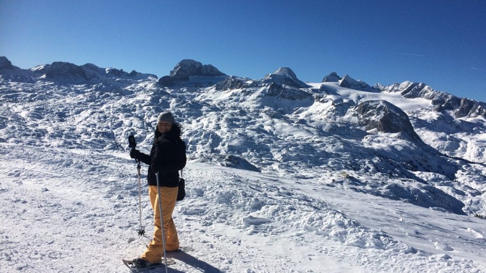 Na vyhlídku 5fingers na hoře Krippenstein v Rakousku můžete stoupat na sněžnicích