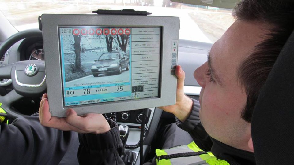 Policejní dopravní hlídky používají služební vozidla s radarem. Ten zaznamenává rychlost ostatních automobilů, přestupky se také natáčí na videokameru