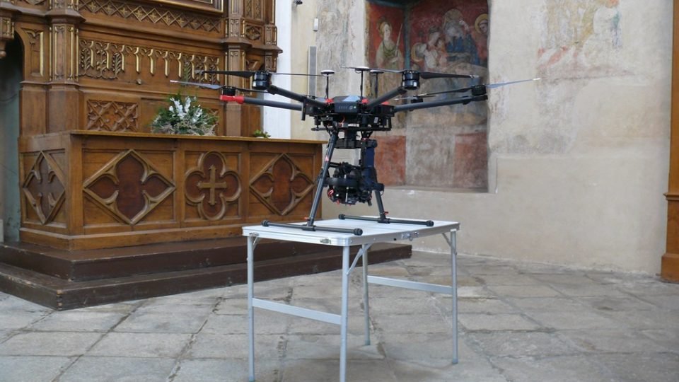 Díky dronu získali památkáři unikátní snímky z klášterního kostela Obětování Panny Marie na Piaristickém náměstí v Českých Budějovicích