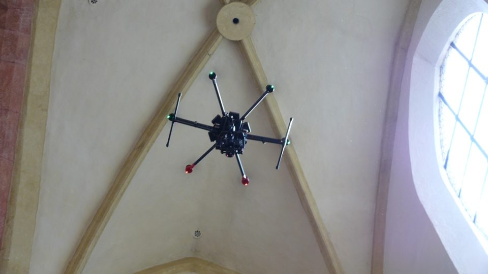 Díky dronu získali památkáři unikátní snímky z klášterního kostela Obětování Panny Marie na Piaristickém náměstí v Českých Budějovicích