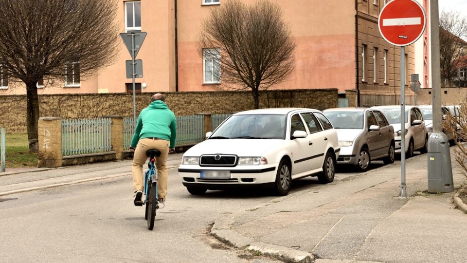 Jednosměrka platí i pro cyklisty. Na kole do ulice v zakázaném směru nevjíždějte