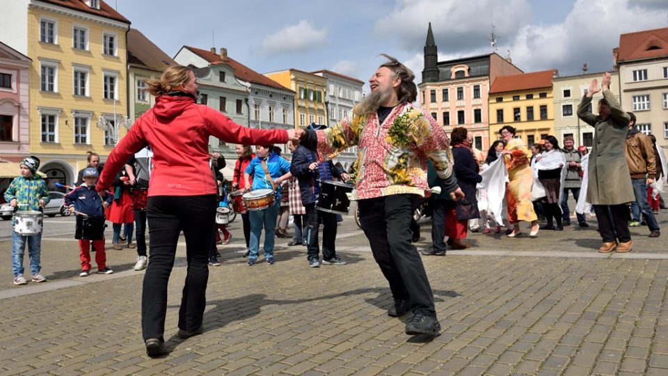 Velikonoční program v centru Českých Budějovic uzavírá nedělní svatba jako oslava vzkříšení