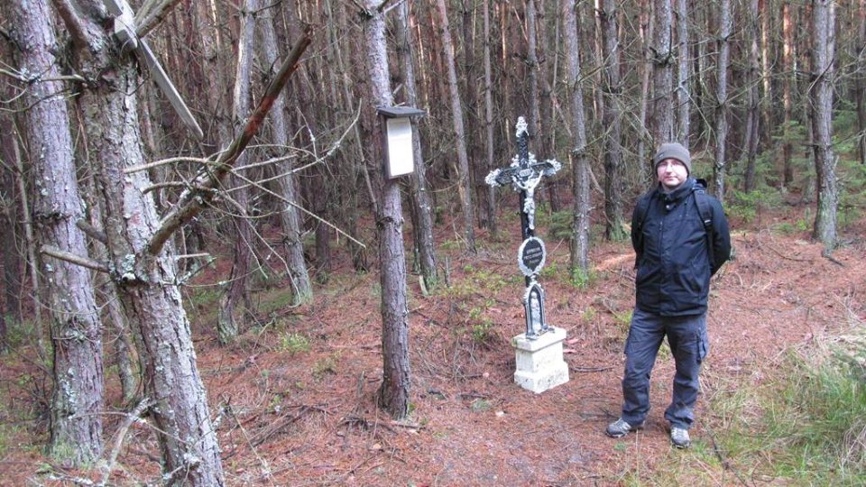 Cedulka na stromě a křížek v lese u Velechvína připomínají dvě havárie vojenských německých letadel z let 1944 a 1945. Ve stejné lokalitě se během pouhých pár let zřítilo několik dalších letadel