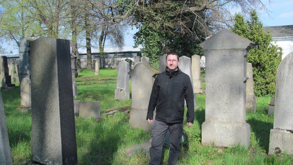 Publicista Jan Ciglbauer na židovském hřbitově v Českých Budějovicích