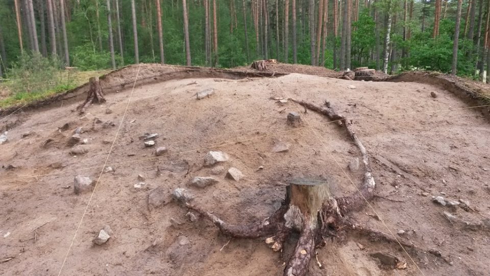 Archeolog Ondřej Chvojka teď s kolegy zkoumá jedno z pravěkých nalezišť na Českobudějovicku. Místem brzy povede dálnice D3
