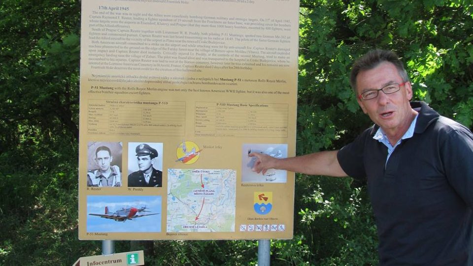 Pietní místo u Boršova nad Vltavou připomíná sestřelení svou amerických pilotů v dubnu 1945. Starosta Jan Zeman ukazuje informační tabuli