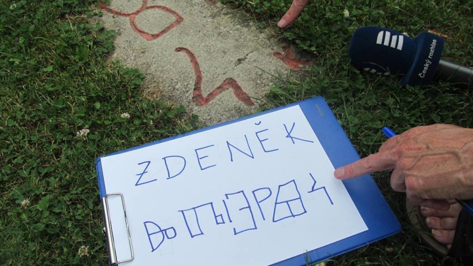 Park Hlaholice v Boršově nad Vltavou připomíná nejstarší slovanské písmo