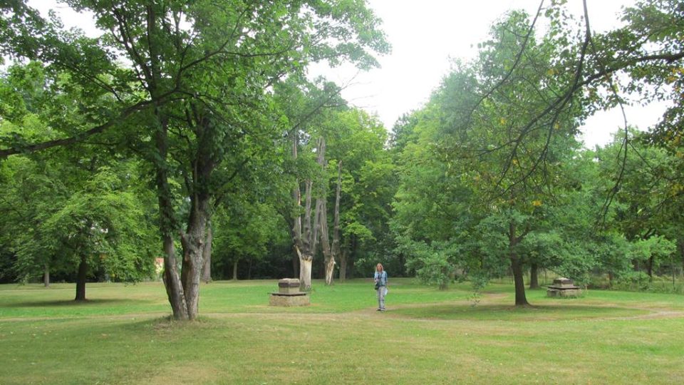Park Hlaholice v Boršově nad Vltavou připomíná nejstarší slovanské písmo