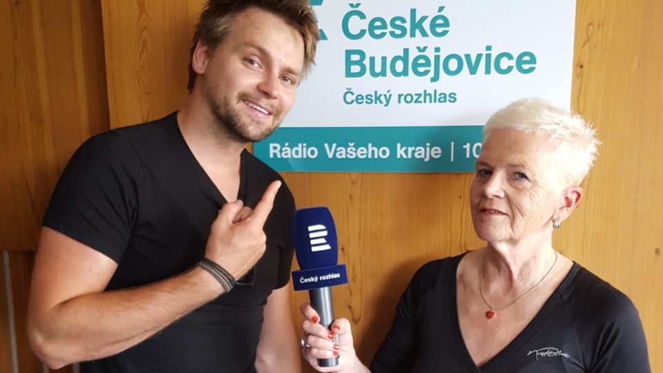Mirka Nezvalová při natáčení rozhovoru s Josefem Vágnerem do magazínu Dámská jízda