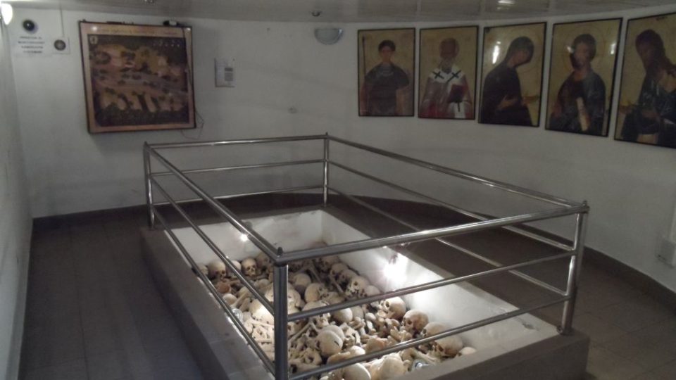 Otevřená šachta v Osadné ukrývá ostatky 1025 rakousko-uherských vojáků, z nichž pouze 23 je známo jménem. Vojáci byli v době první republiky exhumováni v širokém okolí