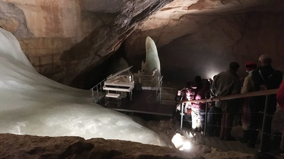 V ledové jeskyni v masivu Dachstein v Rakousku tradičně pořádají koncerty vážní hudby