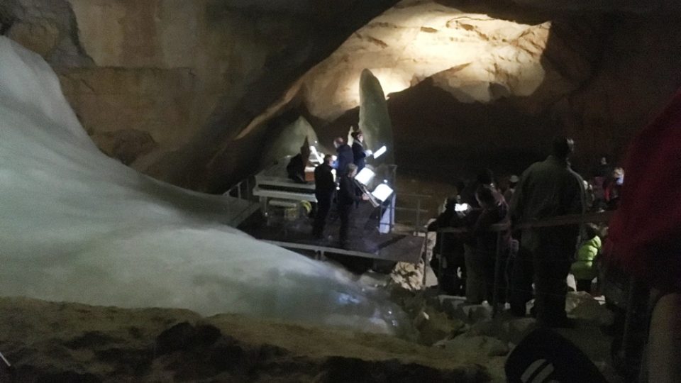 V ledové jeskyni v masivu Dachstein v Rakousku tradičně pořádají koncerty vážní hudby