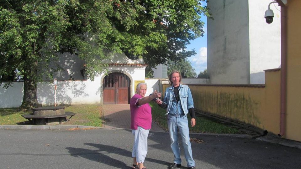 Marie Poláková ukazuje, co zbylo z obce Křtěnov - kostel s hřbitovem, fara, hospoda a škola. Všechny domy obyvatel byly zničené kvůli výstavbě jaderné elektrárny Temelín