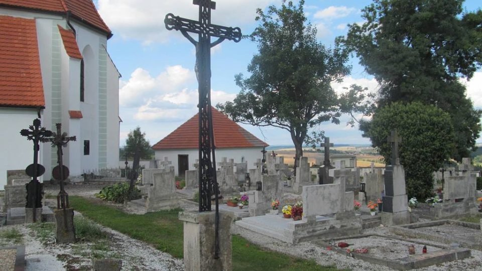 Hřbitov v zaniklé obci Křtěnov. Po dobu výstavby jaderné elektrárny Temelín se tu vůbec nesmělo pohřbívat
