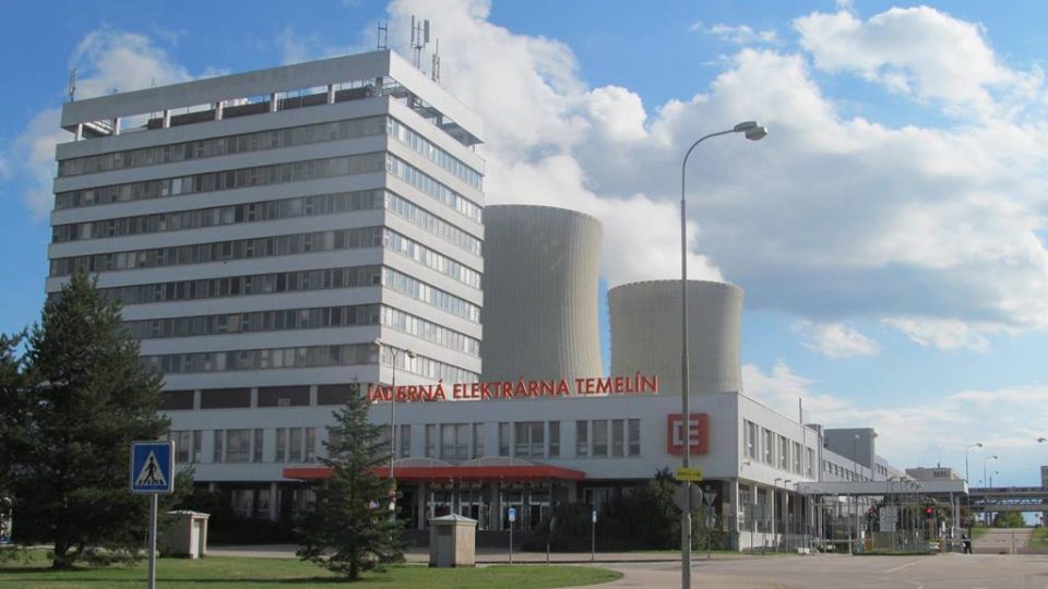 Jaderná elektrárna Temelín. Kvůli ní zaniklo několik obcí v okolí, například Temelínec, Břeží, Křtěnov, Podhájí nebo Knín