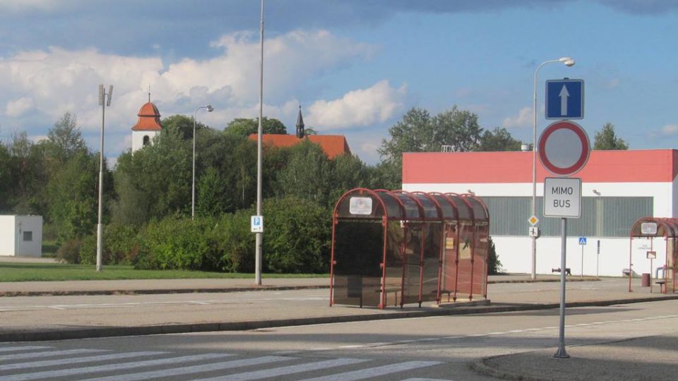 Zastávka pro zaměstnance u jaderné elektrárny Temelín, v pozadí je vidět kostel svatého Prokopa, který zbyl po zaniklé obci Křtěnov