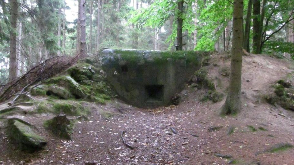 Několik bunkrů, takzvaných řopíků, se nachází mezi obcí Klášter a hradem Landštejn nedalekoho Nové Bystřice na Jindřichohradecku