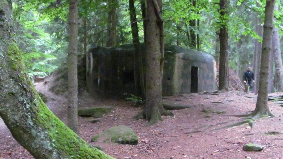 Několik bunkrů, takzvaných řopíků, se nachází mezi obcí Klášter a hradem Landštejn nedalekoho Nové Bystřice na Jindřichohradecku