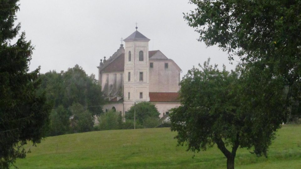 Jihočeská vesnička Klášter na Jindřichohradecku má jen několik málo domků, ale už zdaleka je vidět mohutná stavba klášterního kostela