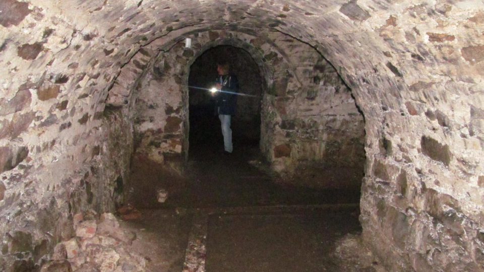 Na prohlídku klášterních podzemních chodeb je dobré se vybavit vlastním světlem a nejít tam o samotě, ale ve skupince