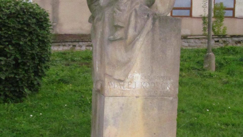 Památník Matěje Kopeckého v Kolodějích nad Lužnicí má za sebou několikeré stěhování i poškození vandalem
