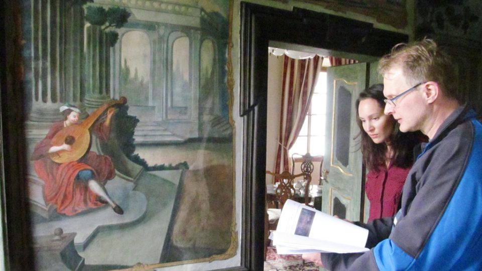 Roman Lavička z Národního památkového ústavu a Veronika Palčisková ze společnosti Mitrowicz u jedné z nástěnných maleb