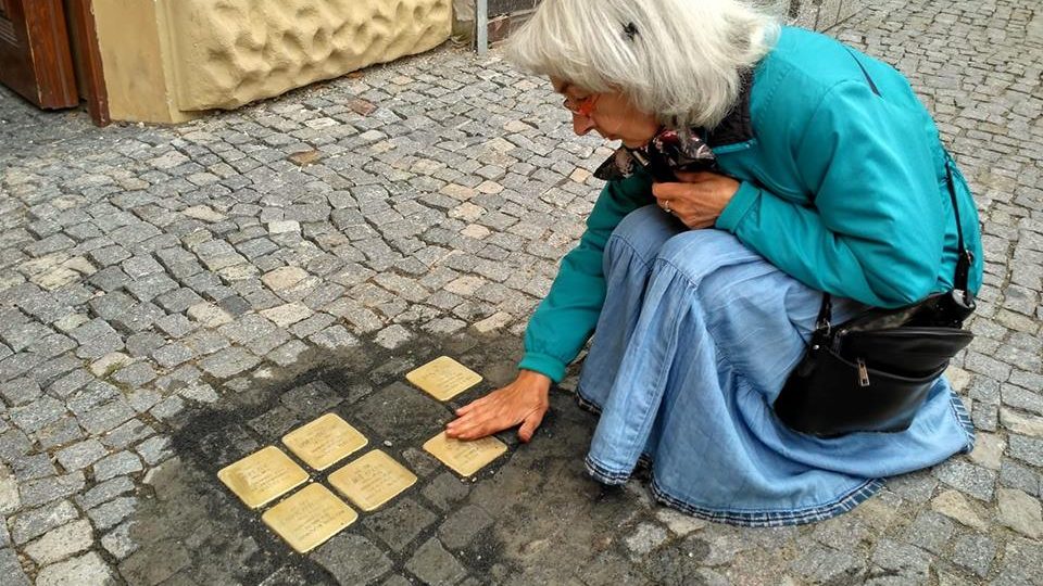 Kameny mají připomínat, že v domech, před kterými jsou umístěny, kdysi žili lidé, kteří se nevrátili z koncentračních táborů