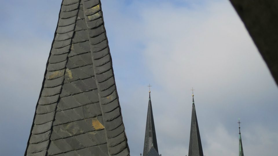Pohled z hlavní Litomyšlské veže na malou věž a kostel sv. Vavřince