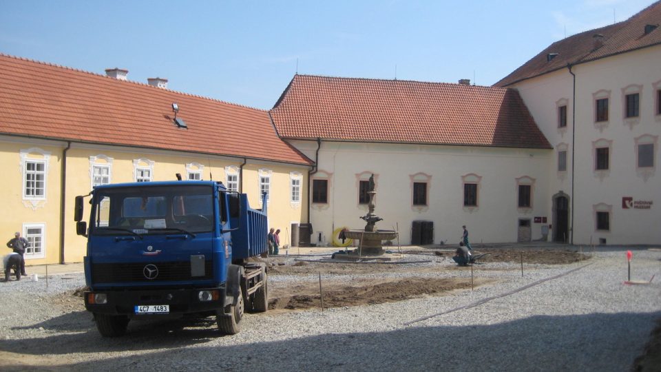 Úprava nádvoří před zahájením česko-rakouské Zemské výstavy v roce 2013
