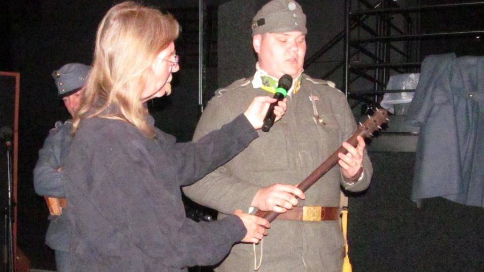 Živé natáčení pořadu Vltavín, který se věnoval období první světové války. Jan Bican ze spolku Jednadevadesátníci ukazuje zákopový biják
