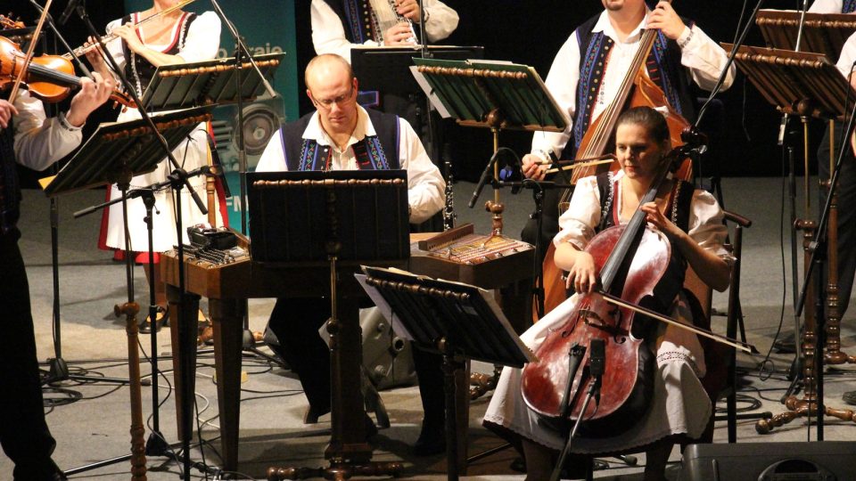 Adventní koncert odehrál Brněnský rozhlasový orchestr lidových nástrojů s primášem Petrem Varmužou v divadle J. K. Tyla v Třeboni