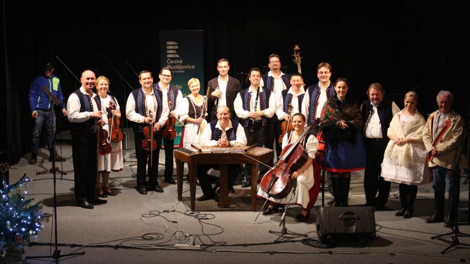 Adventní koncert odehrál Brněnský rozhlasový orchestr lidových nástrojů s primášem Petrem Varmužou v divadle J. K. Tyla v Třeboni