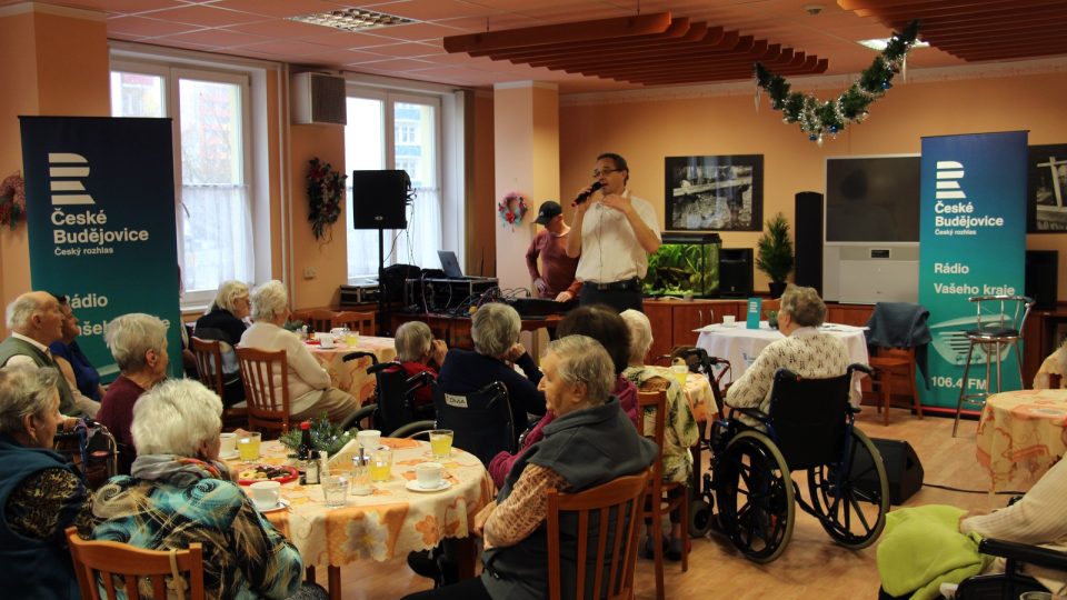 V rámci projektu Ježíškova vnoučata vysílal Český rozhlas České Budějovice z Domova pro seniory Máj v Českých Budějovicích živě část pořadu Písničky pro radost. Hostem byl zpěvák Josef Zíma, moderoval Martin Hlaváček