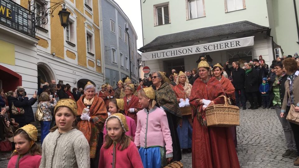 Při oslavě Liebsttatsonntag se v tradičním oblečení scházejí tisíce lidí z celého regionu a obdarovávají se perníkovými srdci