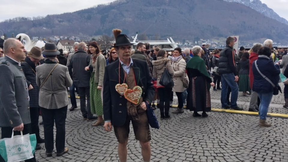 Při oslavě Liebsttatsonntag se v tradičním oblečení scházejí tisíce lidí z celého regionu a obdarovávají se perníkovými srdci