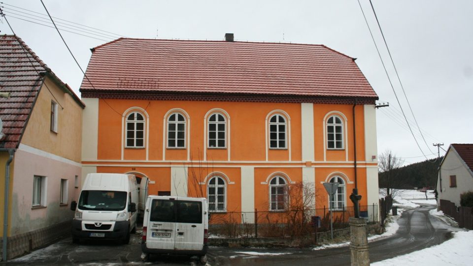 Budova bývalé školy v Zálezlech je nemovitou kulturní památkou. Obec ji proměňuje v turistickou ubytovnu