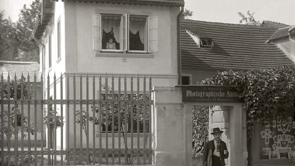 Linecká ulice v Českém Krumlově, vedle dnešního domu č.p. 260 stál dřevěný ateliér Josefa Seidela. Vidět je část střechy za plotem v levé části snímku. Foto: Josef Seidel, před rokem 1905