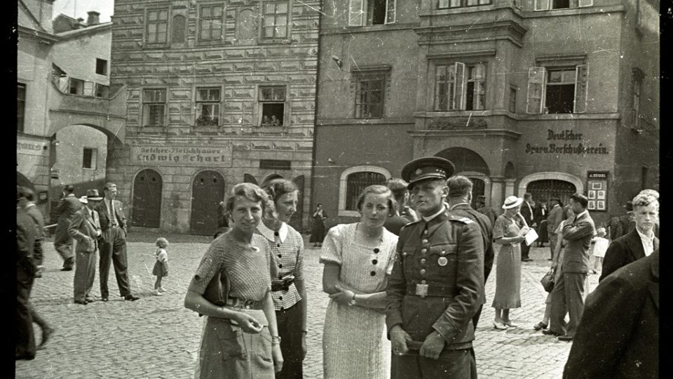 Na rohu náměstí a Horní ulice v Českém Krumlově bývala na domě vývěsní skříňka Fotoateliéru Seidel. Foto: František Seidel, před rokem 1938