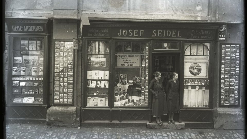 Obchod Josefa Seidela v ulici Latrán č.p. 6. Foto: Josef Seidel, okolo roku 1935