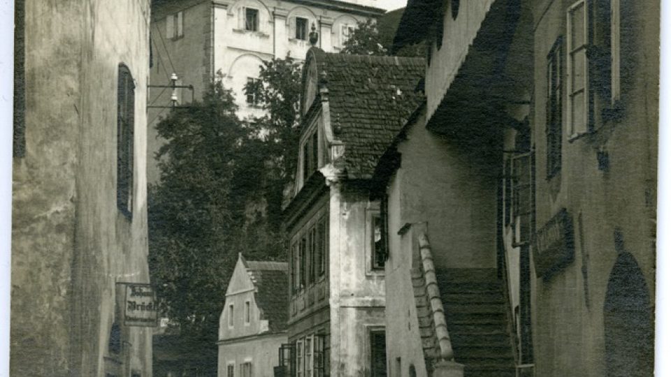Ulice Parkán v Českém Krumlově, mezi stromy stál ateliér Josefa Wolfa. Foto: Josef Seidel, po roce 1900