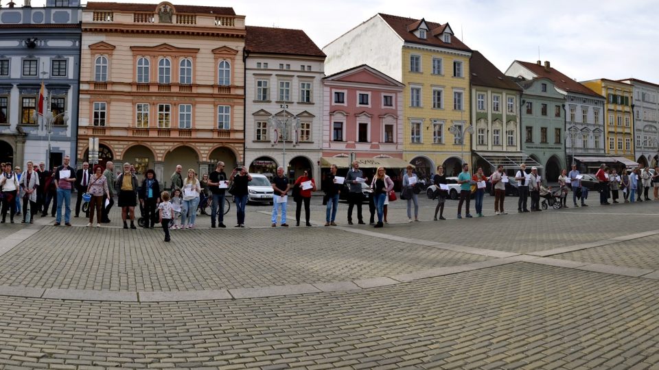 V Českých Budějovicích se uskutečnila pieta za oběti koncentračního tábora Lety u Písku. Účastníci vytvořili řetěž kolem náměstí